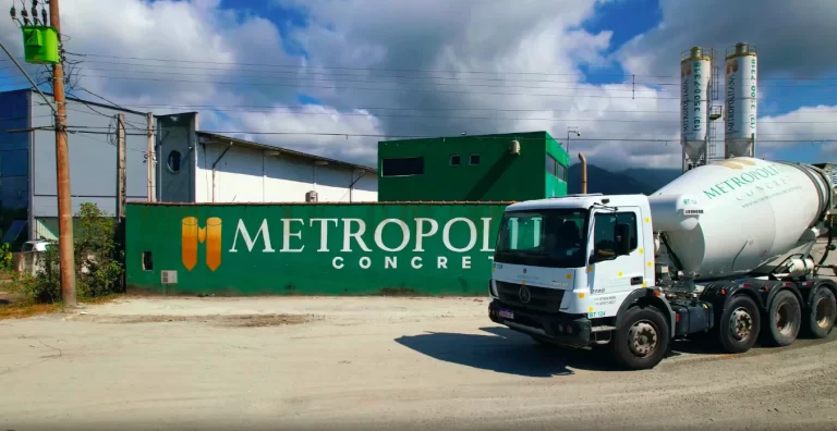 Banner Metropolitana Concreto mostrando a entrada da fábrica de concreto juntamente com um caminhão da empresa.